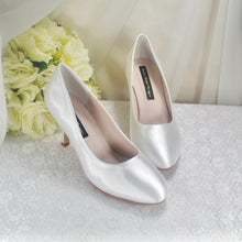 Load image into Gallery viewer, Clara