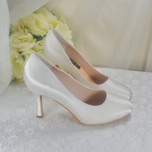 Load image into Gallery viewer, Clara