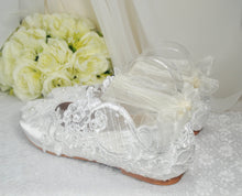 Load image into Gallery viewer, Lace Bridal Flats