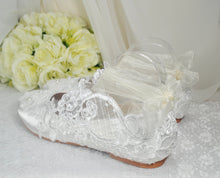 Load image into Gallery viewer, Lace Bridal Shoes Size UK8