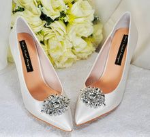 Load image into Gallery viewer, Bridal Pointed Court Shoes with Crystal Shoe Clip
