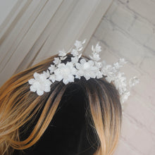Load image into Gallery viewer, Porcelain Clay Flowers Tiara