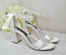 Load image into Gallery viewer, Bridal Sandals with Low Heel and Pearls