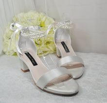 Load image into Gallery viewer, Bridal Sandals with Low Heel and Pearls