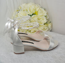 Load image into Gallery viewer, Bridal Sandals with Low Heel and Pearls