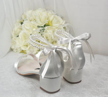 Load image into Gallery viewer, Bridal Sandals with Low Heel and Pearls