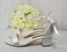 Load image into Gallery viewer, Bridal Sandals with Low Heel and Pearls