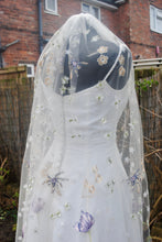 Load image into Gallery viewer, Lotus Flower Veil