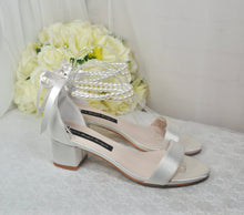Load image into Gallery viewer, Bridal Sandals with Low Heel and Pearls