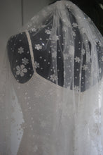 Load image into Gallery viewer, Beautiful white wedding veil sparkling embroidered flowers