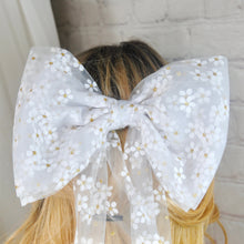 Load image into Gallery viewer, Tulle Bridal Bow with White Daisy Wildflower Embroidery