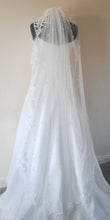 Load image into Gallery viewer, Lace Edge Pearl Veil