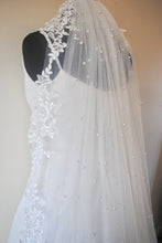Load image into Gallery viewer, Lace Edge Pearl Veil