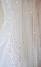 Load image into Gallery viewer, Lace Edge Pearl Veil