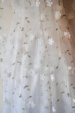 Load image into Gallery viewer, 3D Ivory or White Flower Embroidered Floral Bridal Veil