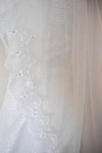 Load image into Gallery viewer, 3D Flower Lace Edge Embroidered Bridal Veil with Pearls,