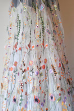 Load image into Gallery viewer, Beautiful white wedding veil bright embroidered flowers
