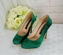 Load image into Gallery viewer, Cherry Blossom -  Emerald Green Round Toe