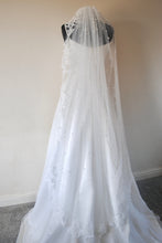 Load image into Gallery viewer, Lace Edge Pearl Veil
