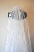 Load image into Gallery viewer, Lace Edge Pearl Veil