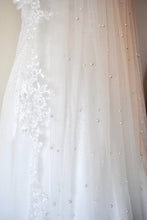 Load image into Gallery viewer, Lace Edge Pearl Veil