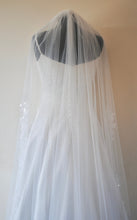 Load image into Gallery viewer, Lace Edge Veil