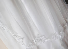 Load image into Gallery viewer, Lace Edge Veil