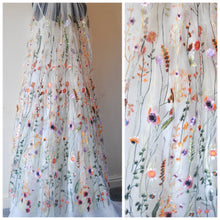 Load image into Gallery viewer, Beautiful white wedding veil bright embroidered flowers