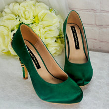 Load image into Gallery viewer, Cherry Blossom -  Emerald Green Round Toe