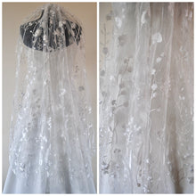 Load image into Gallery viewer, White Meadow Flower