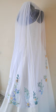 Load image into Gallery viewer, Floral Embroidered Edge Bridal Veil