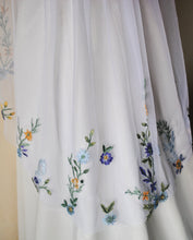 Load image into Gallery viewer, Floral Embroidered Edge Bridal Veil