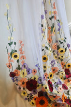 Load image into Gallery viewer, Floral Embroidered Veil