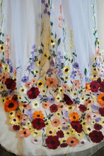 Load image into Gallery viewer, Floral Embroidered Veil