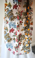 Load image into Gallery viewer, Embroidered Flower Floral Veil, Beautiful Wedding Veil with Embroidery