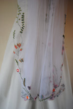 Load image into Gallery viewer, Floral Embroidered Edge Bridal Veil,