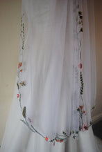 Load image into Gallery viewer, Floral Embroidered Edge Bridal Veil,
