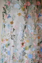 Load image into Gallery viewer, White Bridal Veil with Embroidered Flowers and attached comb