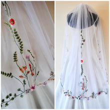 Load image into Gallery viewer, Floral Embroidered Edge Bridal Veil,