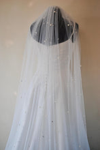 Load image into Gallery viewer, Pearl & Rhinestone Veil