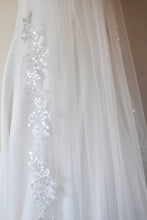 Load image into Gallery viewer, Light Ivory Lace Edge Bridal Veils, Sequin Embroidered 150cm Wedding Veil Handmade simple soft tulle veil with lace and comb