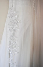 Load image into Gallery viewer, Light Ivory Lace Edge Bridal Veils, Sequin Embroidered 150cm Wedding Veil Handmade simple soft tulle veil with lace and comb