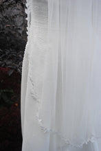 Load image into Gallery viewer, White 1 Tier Wedding Veil with Leaf Detailed Edging - 100cm