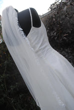 Load image into Gallery viewer, White 1 Tier Wedding Veil with Leaf Detailed Edging - 100cm