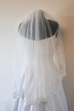 Load image into Gallery viewer, Beautiful White Bridal Veil, White 1 Tier Wedding Veil with Flower Leaf Detailed Edging