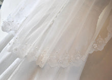 Load image into Gallery viewer, Beautiful White Bridal Veil, White 1 Tier Wedding Veil with Flower Leaf Detailed Edging