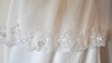 Load image into Gallery viewer, Beautiful White Bridal Veil, White 1 Tier Wedding Veil with Flower Leaf Detailed Edging