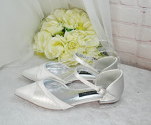 Load image into Gallery viewer, Flat Satin Sandals Size UK5/US7.5