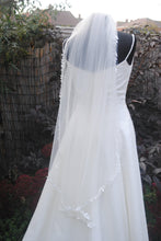 Load image into Gallery viewer, White 1 Tier Wedding Veil with Leaf Detailed Edging - 100cm