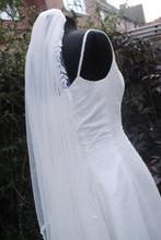 Load image into Gallery viewer, White 1 Tier Wedding Veil with Leaf Detailed Edging - 100cm